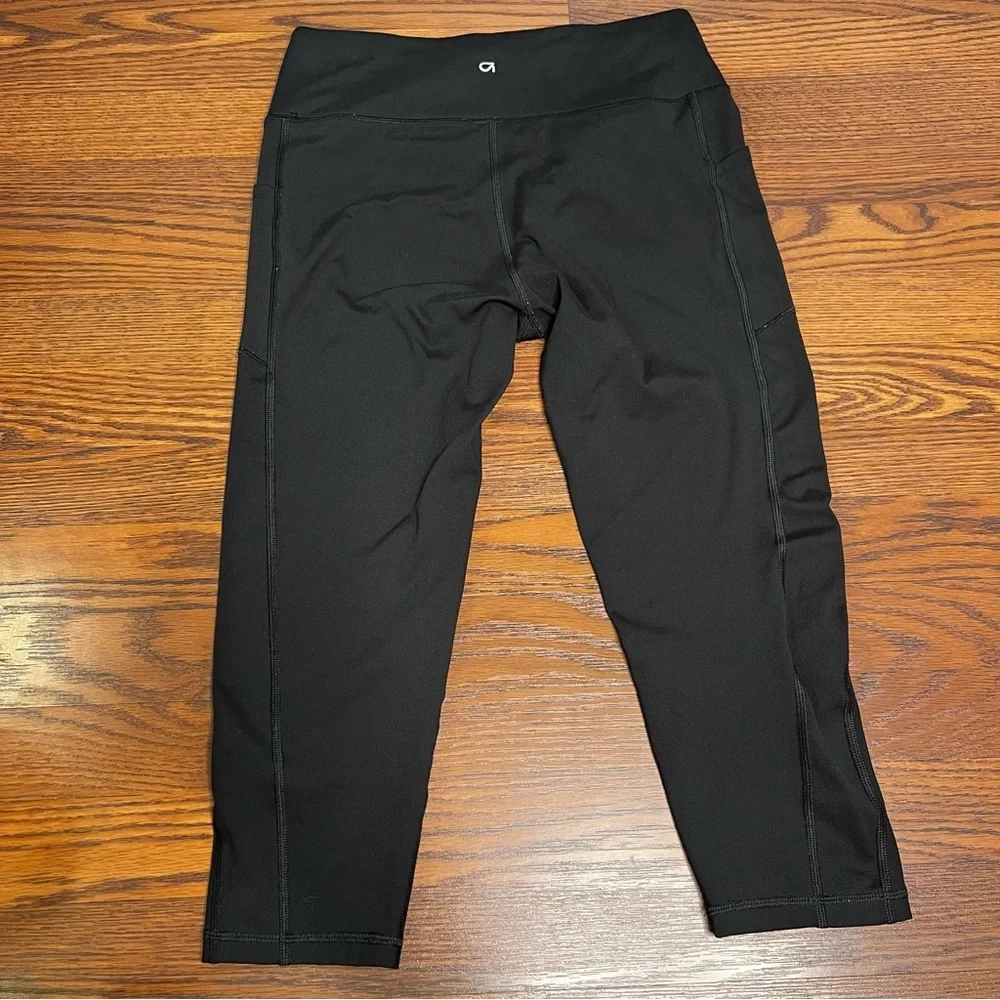 GAP Cropped Leggings in black size Large (measurements included)